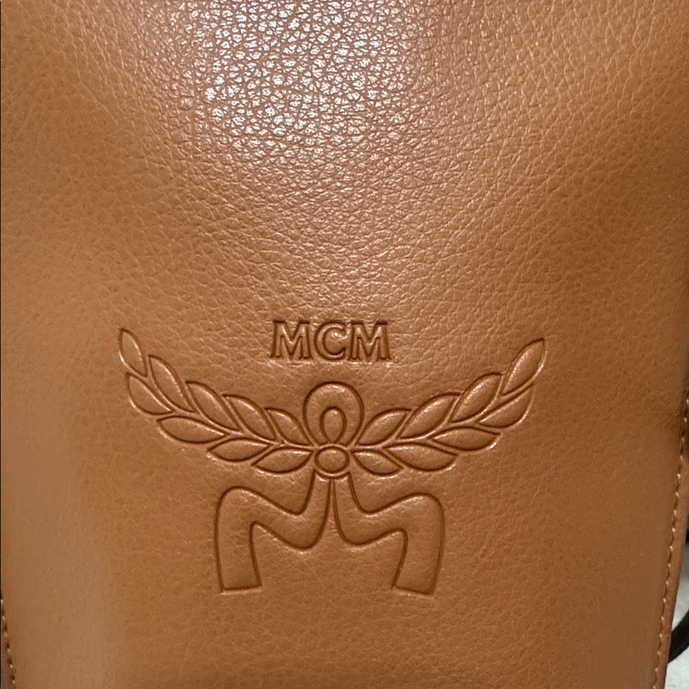 MCM NWT Sunglasses Full inclusion with leather crossbody bag and cleaning cloth - Picture 6 of 6